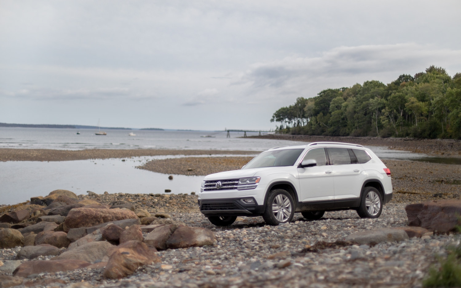 Comparison Volkswagen Atlas SEL 2018 vs Volvo XC90 T6 Momentum